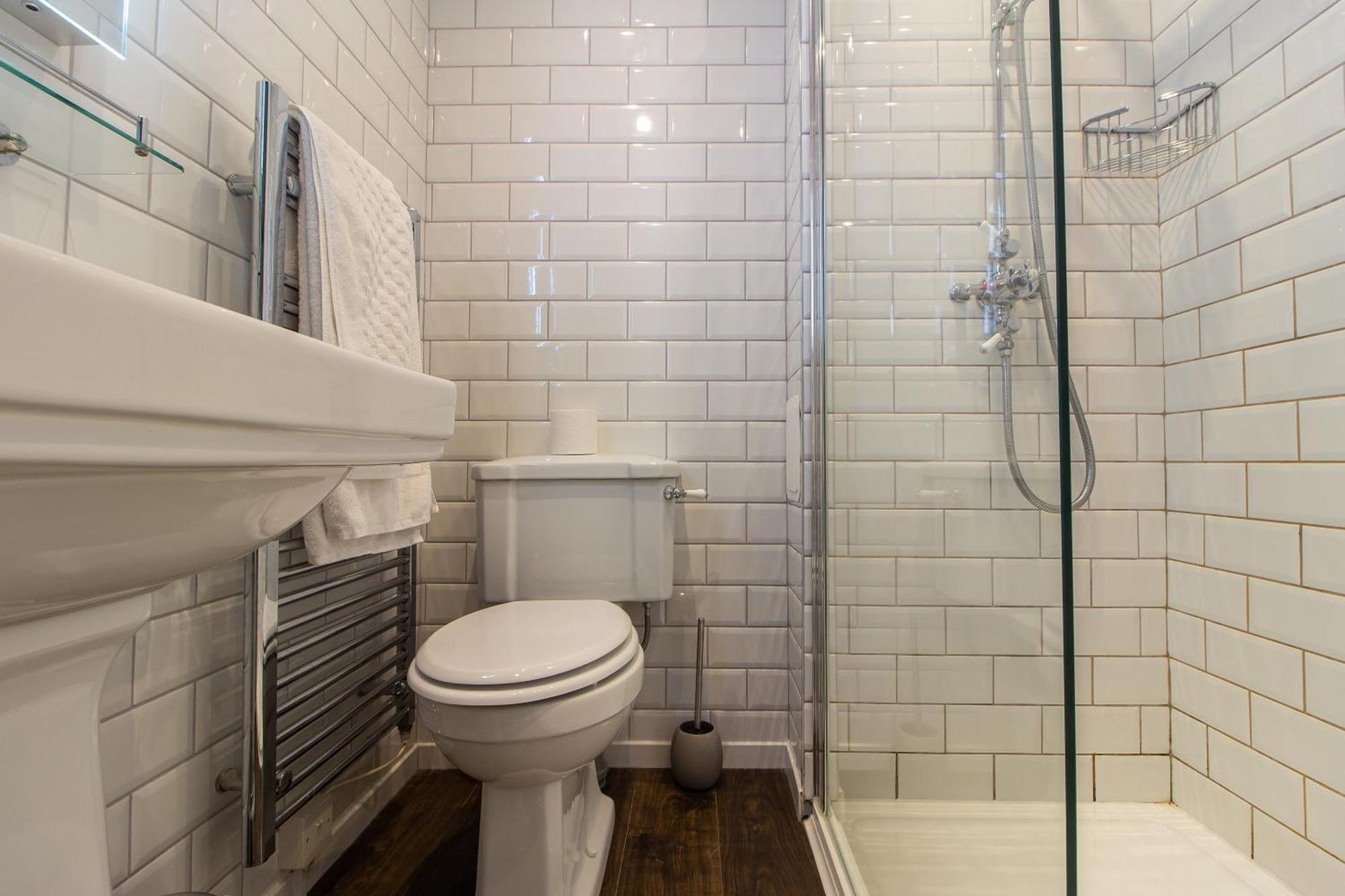 Parva Farmhouse Riverside Guesthouse 틴턴 객실 사진